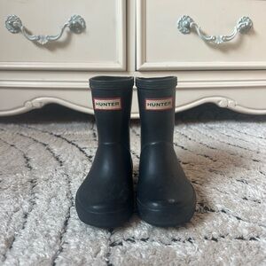 Hunter Classic Black Boots — size 5